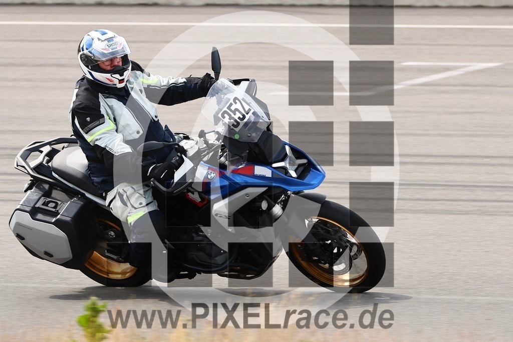 0352-PXR55877 | Schöne Erinnerungen an spannende Momente - das festzuhalten ist unser Job. PIXELrace.de ist seit 2003 auf den Rennstrecken Europas unterwegs um die Action draußen beim Fahren und die wunderbare Stimmung imm Fahrerlager für euch einzufangen.