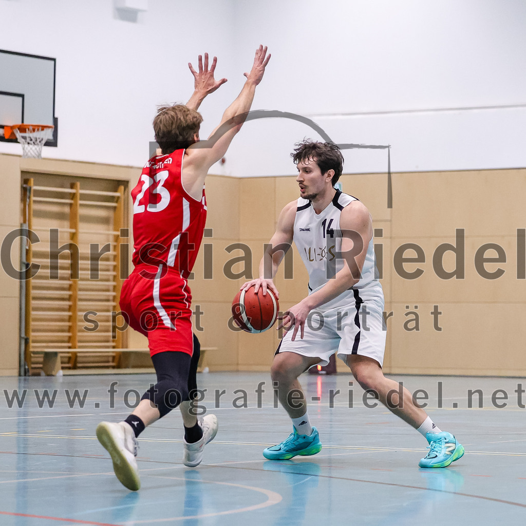 2025-12-06_075_TSV_Vaterstetten_gegen_MTV_1879_Muenchen | Vaterstetten, Deutschland, 06.12.2025:Basketball, 2. Regionalliga Süd 2025 / 2026, 9. Spieltag, TSV Vaterstetten gegen MTV 1879 München, Endergebnis: 58:83Moritz Breitreiner (MTV 1879 München, #23), Ivan Nikolovski (TSV Vaterstetten, #14)Foto: Christian Riedel / fotografie-riedel.net