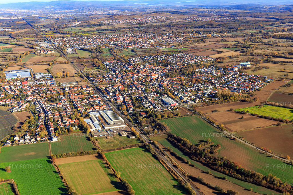 Luftbild: Ortsansicht von Süden im Ortsteil Bad Langenbrücken in Bad Schönborn im Bundesland Baden-Württemberg in Deutschland. Foto: IMG_112231.jpg vom 02.11.2018 durch Werner Riehm/FLY-FOTO.de