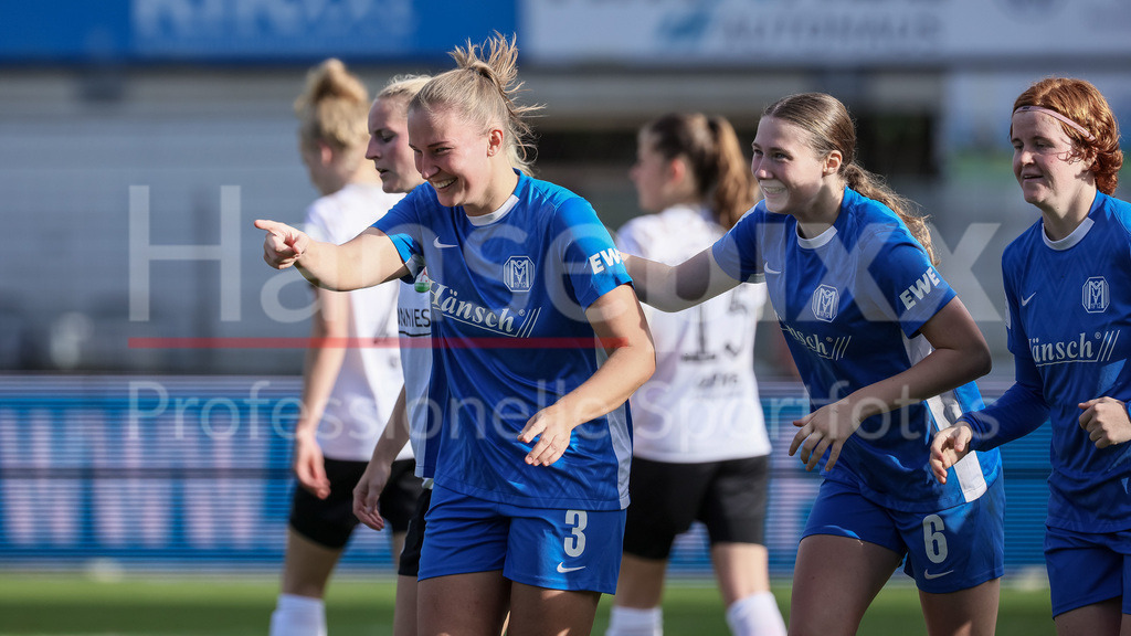 Fussball, 2. Frauen-Bundesliga, SV Meppen - FSV Gütersloh 2009 | v.li.: Torschützin Nina Rolfes (SV Meppen, 3), Laura Bröring (SV Meppen, 6) und Laura Bröring (SV Meppen, 6) mit Torjubel, Jubel, jubeln, jubelt, optimistisch, Spielszene, Highlight, Freude über das Tor zum 3:0, DIE DFB-RICHTLINIEN UNTERSAGEN JEGLICHE NUTZUNG VON FOTOS ALS SEQUENZBILDER UND/ODER VIDEOÄHNLICHE FOTOSTRECKEN. DFB REGULATIONS PROHIBIT ANY USE OF PHOTOGRAPHS AS IMAGE SEQUENCES AND/OR QUASI-VIDEO.