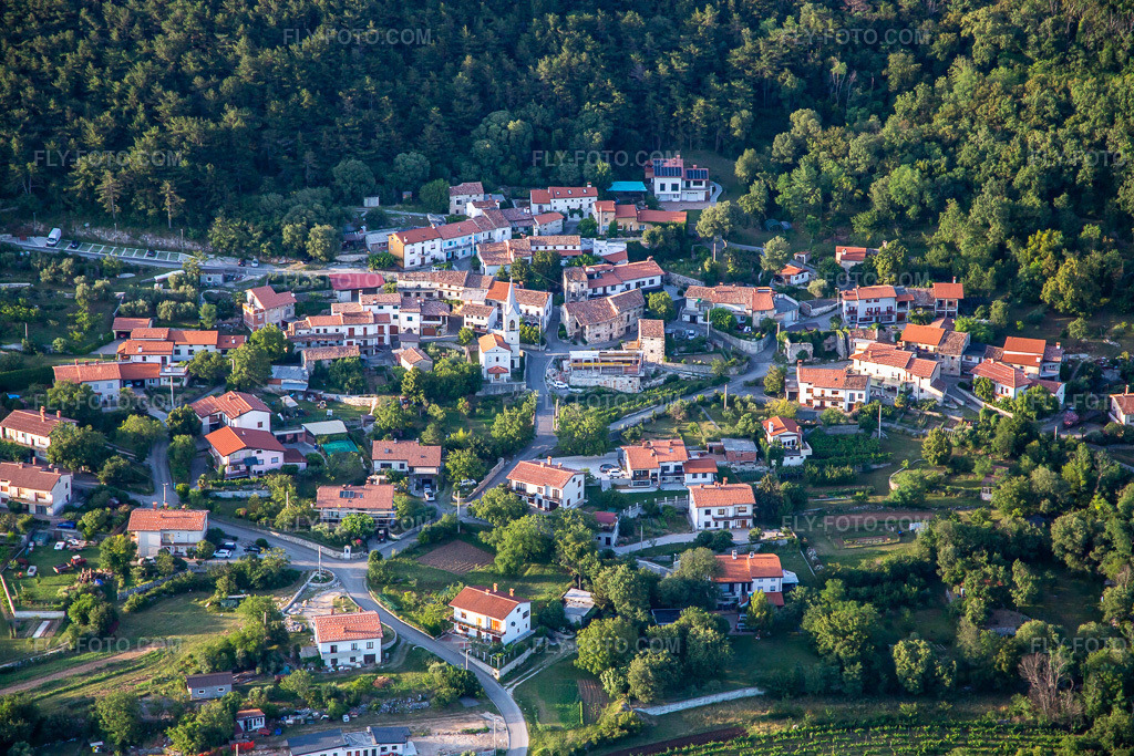 Aerial view: View of the town in the district Malovše in Ajdovščina in the state Slovenia, Slovenia. – Photo: IMG_137518.jpg taken on 07/14/2023 by Werner Riehm/FLY-FOTO.com – Resolution of the original: 5472 x 3648 px