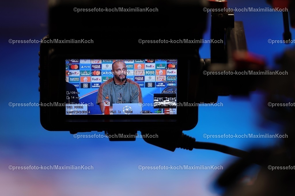 UCL22102501154 | 22.10.2025, Fußball, UEFA Champions League, FC Bayern München - Club Brügge, Allianz Arena, Saison 2025 2026: Cheftrainer Vincent Kompany (FC Bayern Muenchen #hc) bei der Pressekonferenz nach dem SpielRegulations prohibit any use of photographs as image sequences and or quasi-video.