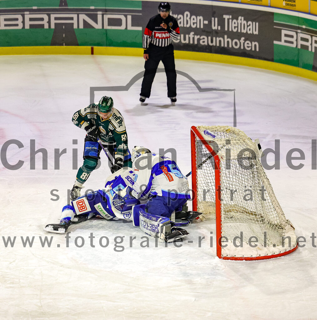2026-01-23_044_TSV_Erding_gegen_SC_Riessersee | Erding, Deutschland, 23.01.2026:Eishockey, Oberliga Süd 2025 / 2026, 40. Spieltag, TSV Erding gegen SC Riessersee, Endergebnis: 6:5 n.V.Maximilian Forster (Erding Gladiators, #81), Thomas Schmid (SC Riessersee, #5), Torwart Andreas Mechel (SC Riessersee, #50)Foto: Christian Riedel / fotografie-riedel.net