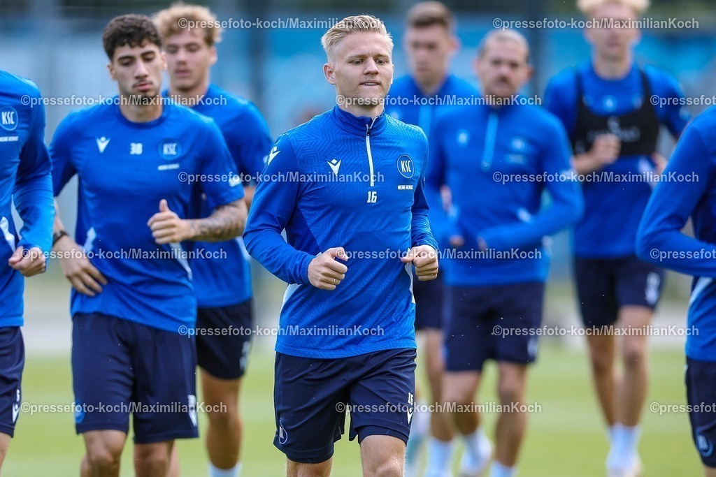 KSC02092502049 | 02.09.2025, Fußball, Training Karlsruher SC, 2. Fußball Bundesliga, Trainingsplatz am BBBank Wildpark Stadion Karlsruhe, Saison 2025 2026: Andreas Müller (KSC #16)  beim Lauftraining 