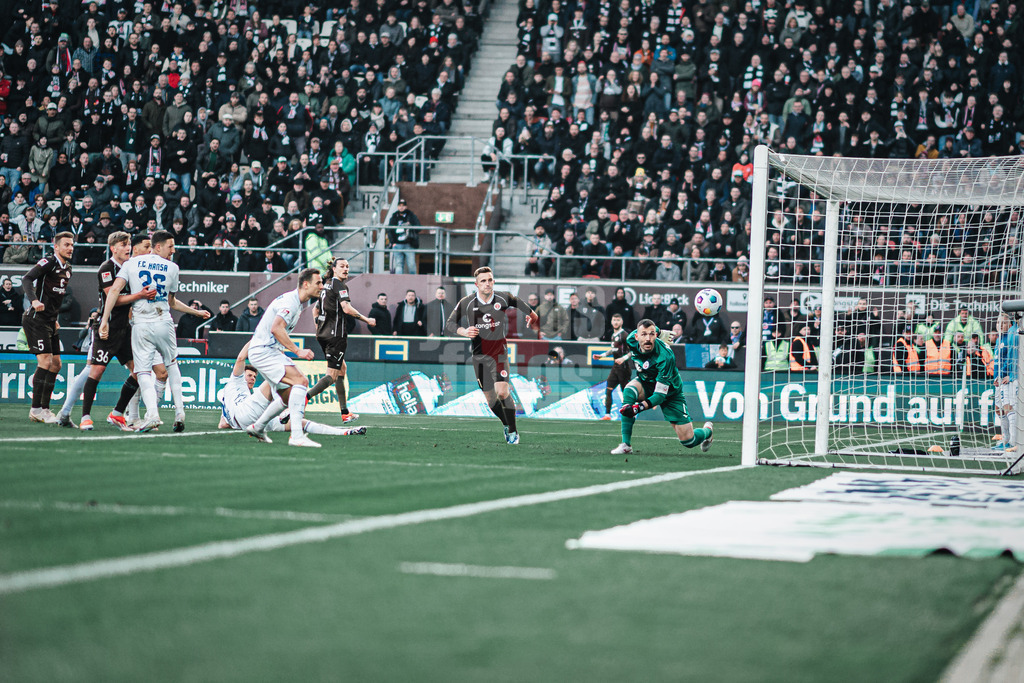 Fußball | Männer | Saison 2023/2024 | 2. Fußball-Bundesliga | 31. Spieltag | FC St. Pauli vs. FC Hansa Rostock | 26.04.2024 | Beim Tor von Jackson Irvine (#7, FC St. Pauli) kann Markus Kolke (#1, FC Hansa Rostock) nur noch hinterherschauen