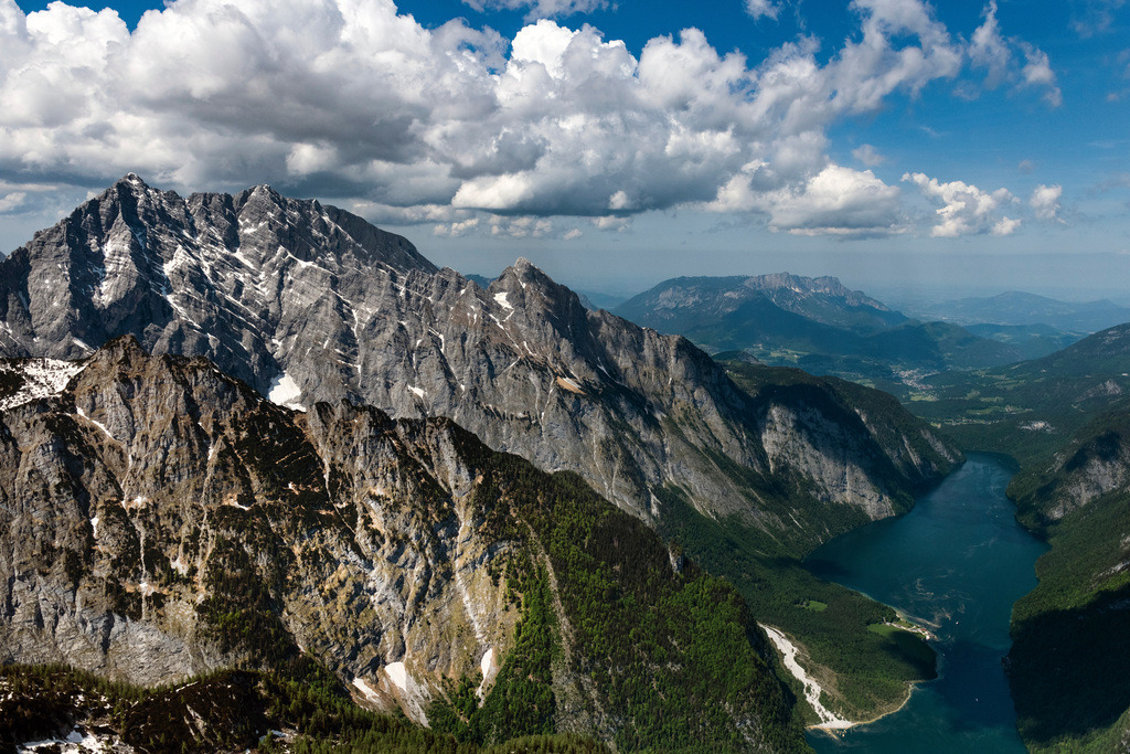 dr__0097757.jpg | SCHöNAU AM KöNIGSSEE 19.05.2022 Felsen- Massiv und Berglandschaft des Watzmann am Königssee im Nationalpark Berchtesgaden in Schönau am Königssee im Bundesland Bayern, Deutschland. // Rock and mountain landscape of Watzmann on Koenigssee in Nationalpark Berchtesgaden in Schoenau am Koenigssee in the state Bavaria, Germany. Foto: Daniel Reiter