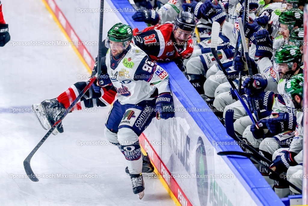 KEC15042601129 | 15.04.2026, Eishockey, DEL Halbfinale Play-Offs, Kölner Haie - Eisbären Berlin, Spiel 4, Lanxess-Arena Köln: Moritz Müller (Kölner Haie #91)  im Zweikampf gegen  Frederik Tiffels (Eisbären Berlin #95) 