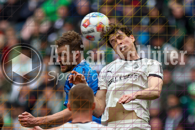 04.04.2026, GER, Fussball, Herren, 1. BL, Saison 2025/2026, Borussia Mönchengladbach - 1. FC Heidenheim | Patrick Mainka (Heidenheim) und Philipp Sander (Borussia Mönchengladbach) im Kampf um den Ball 