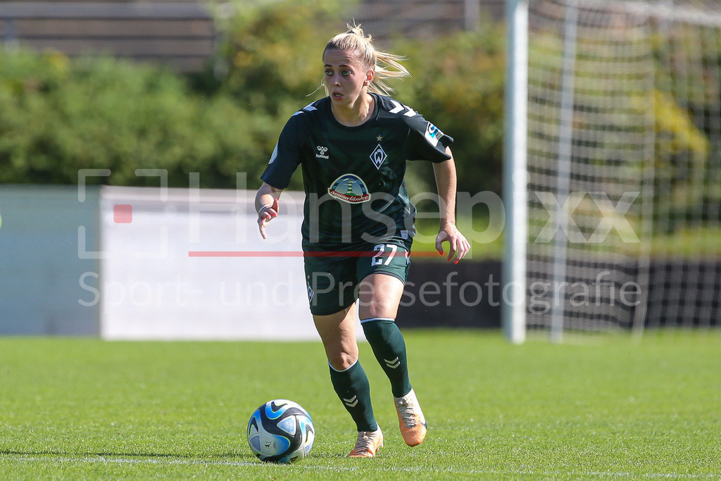 Fussball, DFB-Pokal Frauen, Borussia Mönchengladbach - SV Werder Bremen | v.li.: Nina Lührßen (SV Werder Bremen, 27) Freisteller, Einzelbild, Ganzkörper, Aktion, Action, Spielszene, DIE DFB-RICHTLINIEN UNTERSAGEN JEGLICHE NUTZUNG VON FOTOS ALS SEQUENZBILDER UND/ODER VIDEOÄHNLICHE FOTOSTRECKEN. DFB REGULATIONS PROHIBIT ANY USE OF PHOTOGRAPHS AS IMAGE SEQUENCES AND/OR QUASI-VIDEO.