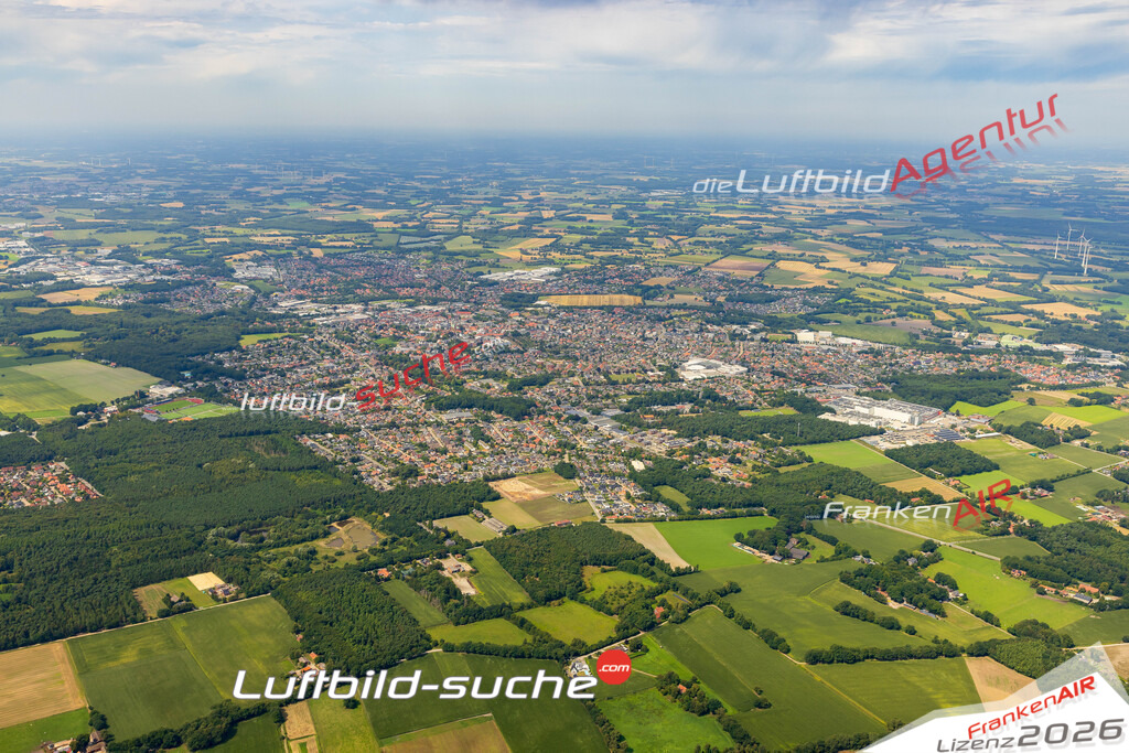 Neue Luftbildaufnahme der Stadt Lohne - Das Luftbild wurde 2025 vom UL-Flugzeug heraus erstellt ( keine Drohnenaufnahme ) - Hochauflösende Luftaufnahme - für Wandbilder und großformatige Ausdrucke geeignet. Das besondere Geschenk!Hier alle&nbsp;Infos zur Lizenzierung der LuftaufnahmeWir fliegen auch dieses Jahr wieder in Ihre Region um Luftbilder zu erstellen.- Luftbild anfragen
