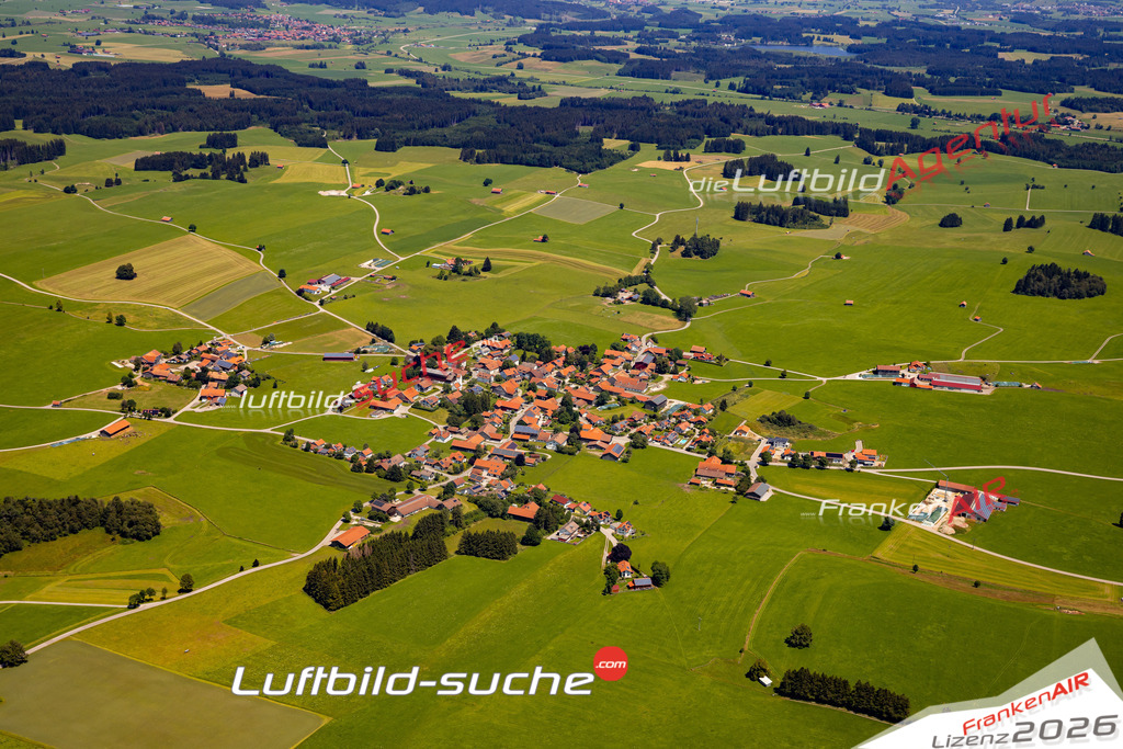 Das Luftbild zeigt : Reinhardsried Unterthingau - Die Luftaufnahme wurde 2024 vom UL-Flugzeug aus erstellt ( keine Drohne ) - Hochauflösende Luftaufnahme - Für grossformatige Ausdrucke geeignet. Die Geschenkidee !Mit Lizenz und Bildrechte bestellbar