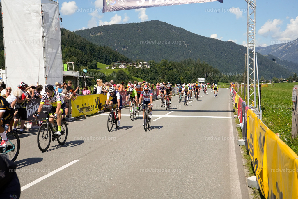 671_20230817_Bewerb_Maenner_Muehlanger | AUT - OESTERREICH, 2023-08-16: SPORT RENNRAD-FAHREN - 55. INTERNATIONALER RADWELTPOKAL IN ST. JOHANN IN TIROL  - Vintage-Radrennen mit WM-Bronze-Medaillen-Siegerin Christina Schweinberger, den Teilnehmer und Alexander Baumann (vom Orginastions-Team) - TAG 2 BEWERB MAENNER IN SECHS GRUPPEN  ; Foto: Roland Muehlanger