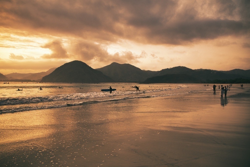 Strand Sonnenuntergang Lombok  | Als Fotograf mit Fokus auf Landschaft, Architektur und atmosphärische Bildgestaltung präsentiere ich Ihnen hier ausgewählte Galerien die als hochwertige Fine-Art-Print Wandbilder bestellt werden können. - Realisiert mit Pictrs.com