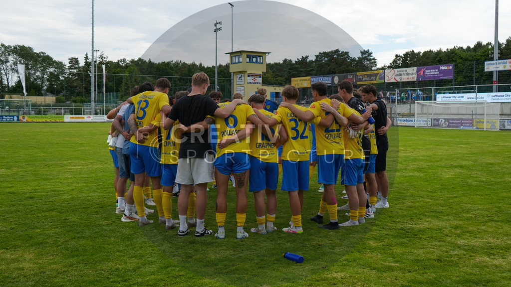 Fußball, Herren, Saison 2025/2026, 3. Luckenwalder Turmpokal, Werner-Seelenbinder-Stadion Luckenwalde, Die Siegerehrung nach Spielende,  | Fußball, Herren, Saison 2025/2026, 3. Luckenwalder Turmpokal, Werner-Seelenbinder-Stadion Luckenwalde, Die Siegerehrung nach Spielende, Im Bild: Mannschaftskreis des FSV 63 Luckenwalde nach Turnierende - Realisiert mit Pictrs.com