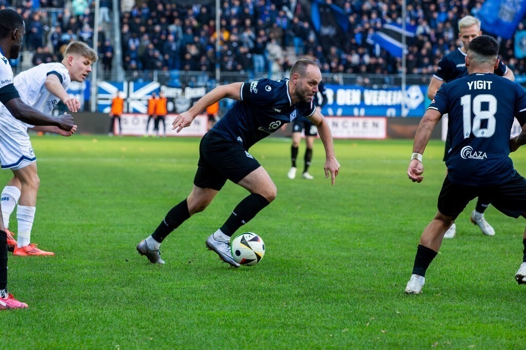 Fußball 3. Liga, Saison 2024/25, 19. Spieltag: Waldhof Mannheim gegen Arminia Bielefeld. Am Ball: Rico Benatelli (11, Mannheim) | Fußball 3. Liga, Saison 2024/25, 19. Spieltag: Waldhof Mannheim gegen Arminia Bielefeld. Am Ball: Rico Benatelli (11, Mannheim) - Realisiert mit Pictrs.com