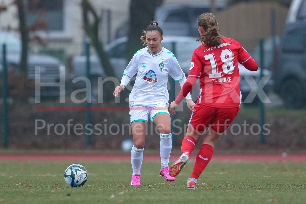 Fussball, Testspiel Frauen, SV Werder Bremen - FC Twente Enschede | v.li.: Maja Sternad (SV Werder Bremen, 11) und Sophie te Brake (FC Twente Vrouwen, 18) im Zweikampf, Duell, Dynamik, Aktion, Action, Spielszene