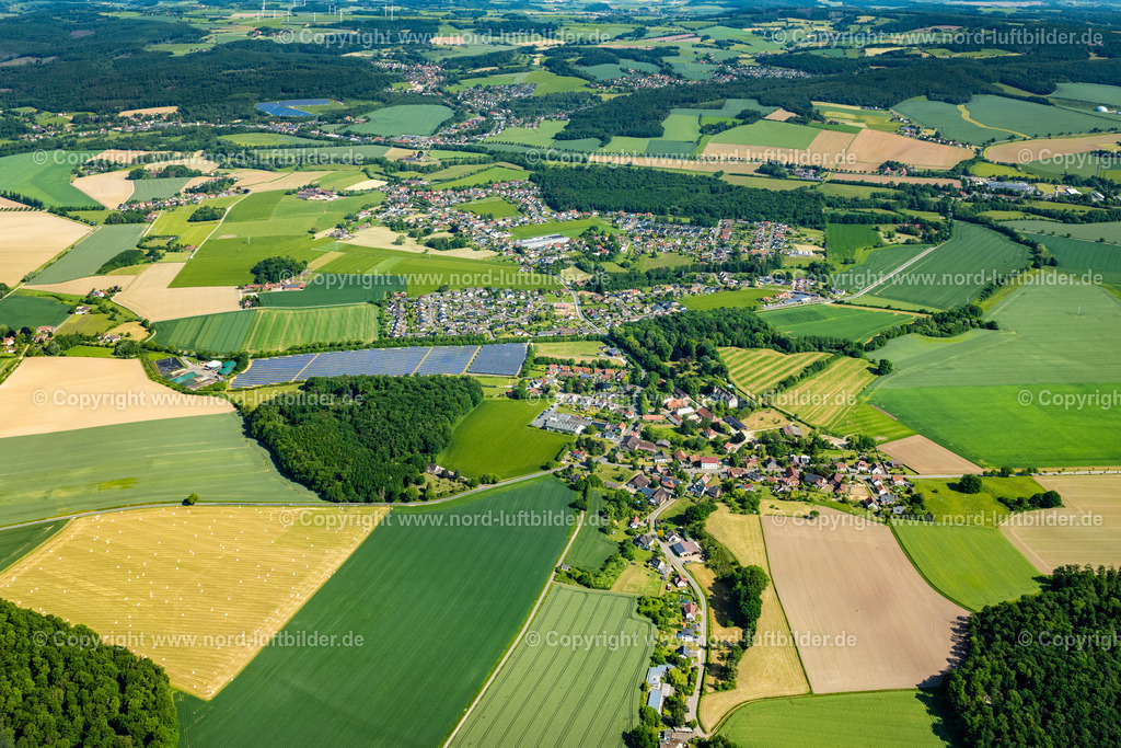 Sporkholz_ELS_4506050623 | DöRENTRUP 05.06.2023 Landwirtschaftliche Nutzflächen und Feldgrenzen in Wendlingshausen umsäumen das Siedlungsgebiet des Dorfes an der Straße Am Schloß in Dörentrup im Bundesland Nordrhein-Westfalen, Deutschland. // Agricultural land and field boundaries surround the settlement area of the village in Wendlingshausen on street Am Schloss in Doerentrup in the state North Rhine-Westphalia, Germany. Foto: Martin Elsen