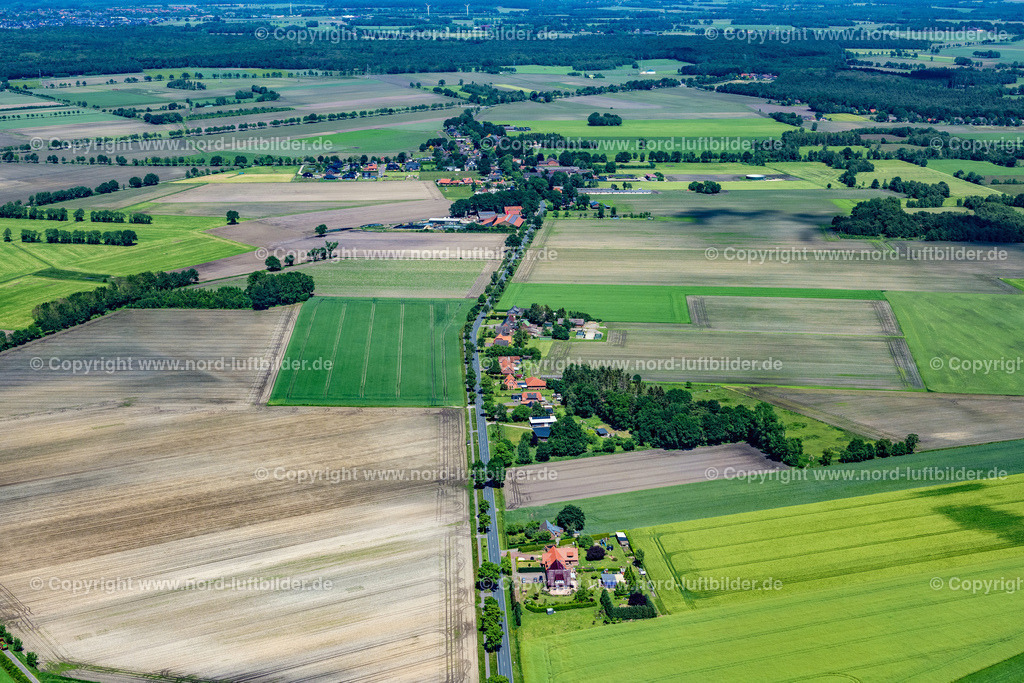 Ahrensmoor_ELS_7093030622 | AHLERSTEDT 03.06.2022 Ortsansicht der Straßen und Häuser der Wohngebiete in Ahrensmoor West im Bundesland Niedersachsen, Deutschland. // Town View of the streets and houses of the residential areas in Ahrensmoor West in the state Lower Saxony, Germany. Foto: Martin Elsen