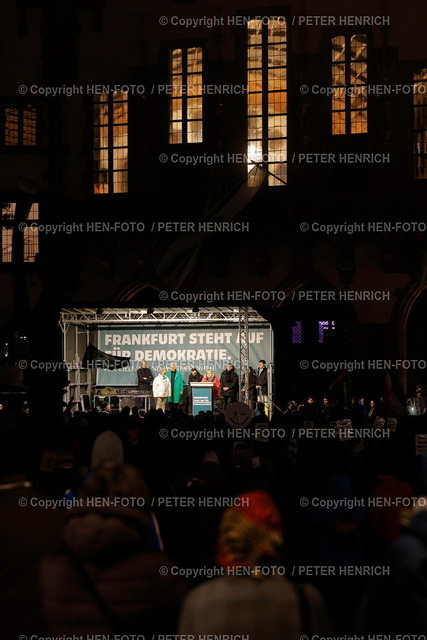 20240205-_11A6397-demo-frankfurt-steht-auf-fuer-demokratie-HEN-FOTO | 05.02.2024 Tausende Teilnehmer:innen bei Demonstration u. Kundgebung auf dem Römerberg aufgrund Einladung von über 130 Organisationen, Unternehmen, Kirchen, Gewerkschaften, Vereine, Verbände, Parteien mit Motto "FRANKFURT STEHT AUF FÜR DEMOKRATIE" gegen Rassismus, Antisemitismus, Faschismus mit u. a. als Redner:in Oberbürgermeister Mike JOSEF (SPD), Professor Dr. Michel FRIEDMAN und Petra ROTH hier am Rednerpult Jutta Shaikh (2. Vors. Omas gegen Rechts) (Foto: Peter Henrich) - Realisiert mit Pictrs.com