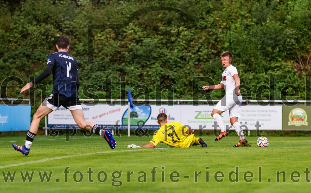 2023-07-28_086_FC_Eitting_gegen_FC_Moosburg | Eitting, Deutschland, 28.07.2023:
Fußball, Kreisliga 2023 / 2024, 1. Spieltag, FC Eitting gegen FC Moosburg, Endergebnis: 1:1

Fran Azdajic (FC Moosburg, #11), Torwart Patrik Heilmair (FC Moosburg, #21), Lukas Treffler (FC Eitting, #11)

Foto: Christian Riedel / fotografie-riedel.net
