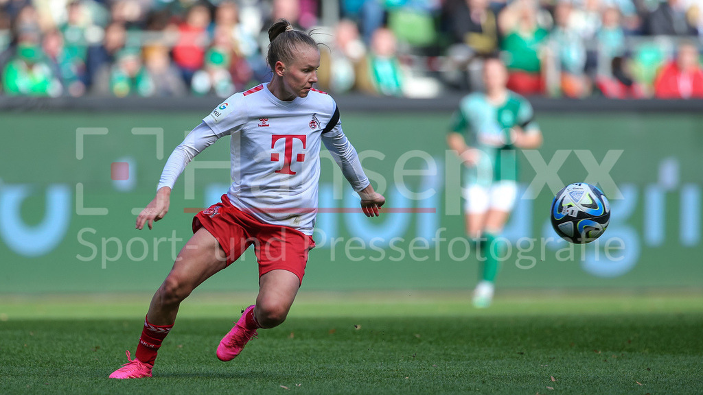 Fussball, Google Pixel Frauen-Bundesliga, SV Werder Bremen - 1. FC Köln | v.li.: Laura Donhauser (1. FC Köln, 25) am Ball, Einzelbild, Ganzkörper, Aktion, Action, Spielszene, DIE DFB-RICHTLINIEN UNTERSAGEN JEGLICHE NUTZUNG VON FOTOS ALS SEQUENZBILDER UND/ODER VIDEOÄHNLICHE FOTOSTRECKEN. DFB REGULATIONS PROHIBIT ANY USE OF PHOTOGRAPHS AS IMAGE SEQUENCES AND/OR QUASI-VIDEO.