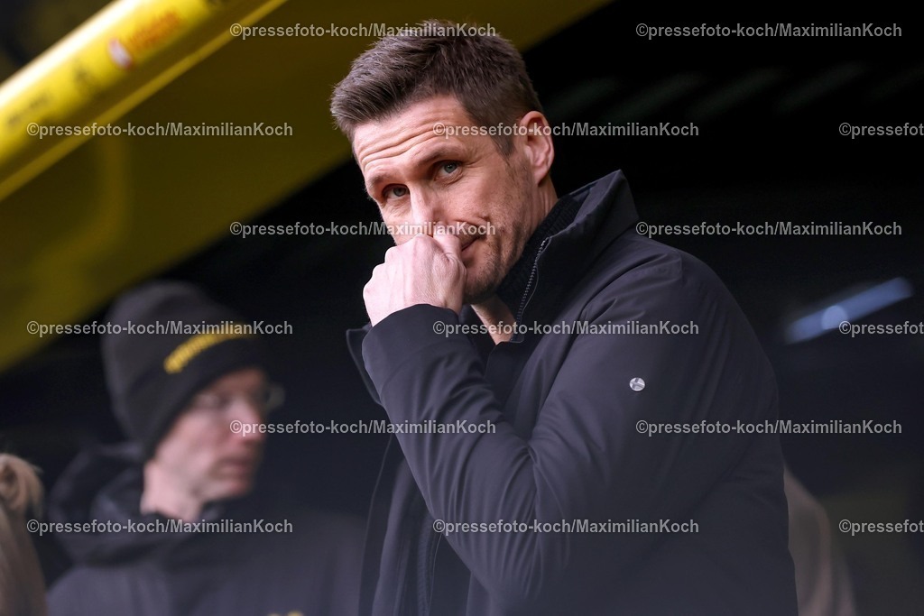 BVB21032602082 | 21.03.2026, Fußball, Borussia Dortmund - Hamburger SV, 1. Fußball Bundesliga, 27. Spieltag, Signal Iduna Park, Saison 2025 2026: Sportdirektor Sebastian Kehl (BVB #sk) greift sich skeptisch blickend Mimik ins Gesicht an die Nase  DFB regulations prohibit any use of photographs as image sequences and or quasi-video.