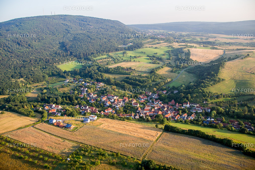 Dorf - Ansicht am Rande von landwirtschaftlichen Feldern und Nutzflächen | Luftbild: Dorf - Ansicht am Rande von landwirtschaftlichen Feldern und Nutzflächen in Jakobsweiler im Bundesland Rheinland-Pfalz in Deutschland. Foto: IMG_091268.jpg vom 07.07.2016 durch Werner Riehm/FLY-FOTO.de - Realisiert mit Pictrs.com