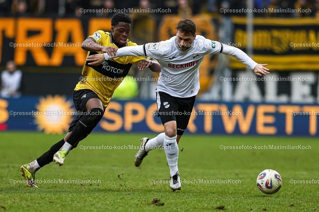 xKWIx21022601104 | 21.02.2026, xKWIx, Fußball, 3. Liga, Alemannia Aachen - SC Verl, Tivoli: Yari Otto (SC Verl #28) im Zweikampf gegen Pierre Nadjombe (Alemannia Aachen #29) Photo: xKamilxWilkowskixPressefotoKochx