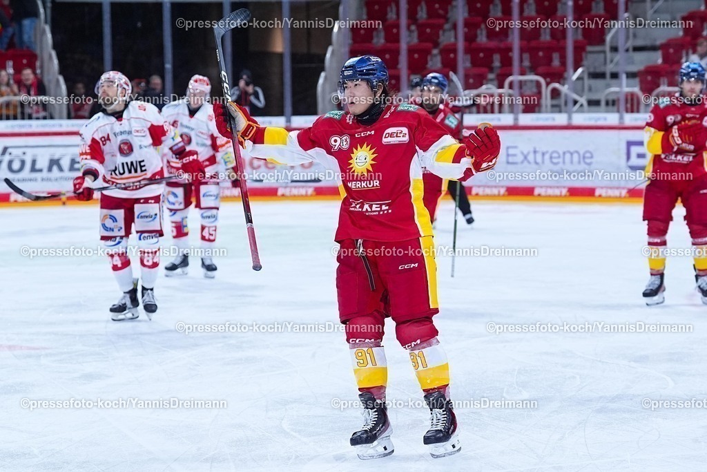 xYDR12102501015 | 12.10.2025, xydrx, Eishockey, DEL2, Düsseldorfer EG - Eispiraten Crimmitschau, PSD Bank Dome Düsseldorf: Torjubel nach dem Tor zum 2:1 für die Düsseldorfer EG durch Torschütze Yushiroh Hirano (Düsseldorfer EG #91)