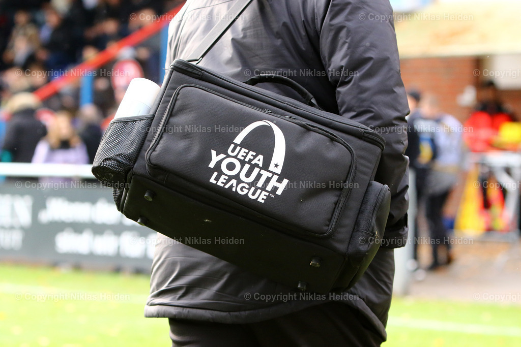 NH_FCShakhtarDonetsk_FCBarcelona_YouthLeague_07112023 | Tasche mit dem Logo der UEFA Youth League

UEFA Youth League I 4. Spieltag I 07.11.2023