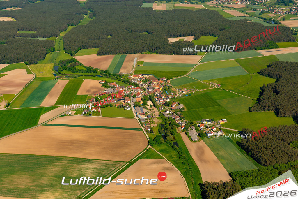 Das Luftbild zeigt : Ebersbach Abenberg - Die Luftaufnahme wurde 2024 vom UL-Flugzeug aus erstellt ( keine Drohne ) - Hochauflösende Luftaufnahme - Für grossformatige Ausdrucke geeignet. Die Geschenkidee !Mit Lizenz und Bildrechte bestellbar