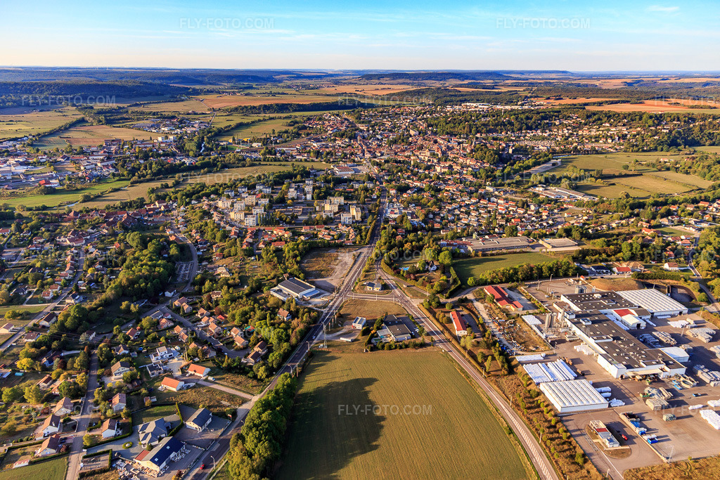 Aerial view: View of the town from the south in Neufchâteau in the state Vosges, France. – Photo: IMG_118288.jpg taken on 09/15/2019 by Werner Riehm/FLY-FOTO.com – Resolution of the original: 5472 x 3648 px