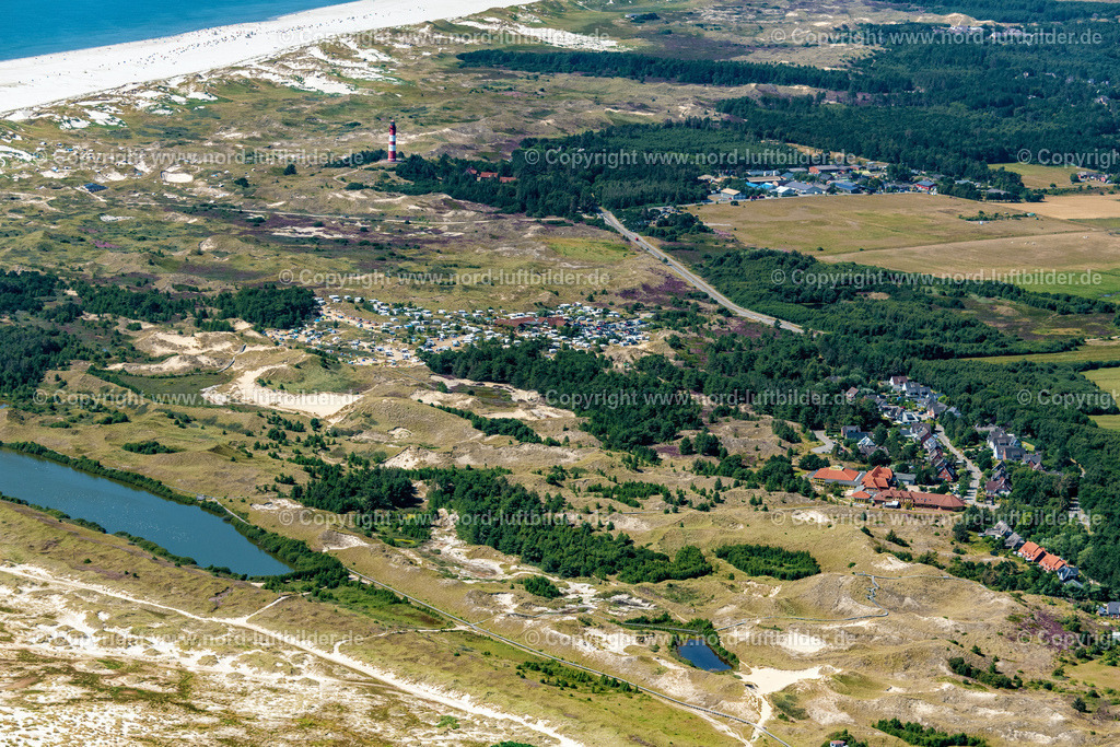 Amrum_Campingplatz_ELS_8537130822 | WITTDüN AUF AMRUM 13.08.2022 Küsten- Landschaft mit Leuchtturm und Dünen Campingplatz am Sandstrand der Nordsee- Insel Amrum in Nebel im Bundesland Schleswig-Holstein. Weiterführende Informationen bei: Dünencamping Amrum GmbH. // Coastline with lighthouse and camp site on the sandy beach of Nordsee- Insel Amrum in Nebel in the state Schleswig-Holstein. Further information at: Duenencamping Amrum GmbH. Foto: Martin Elsen