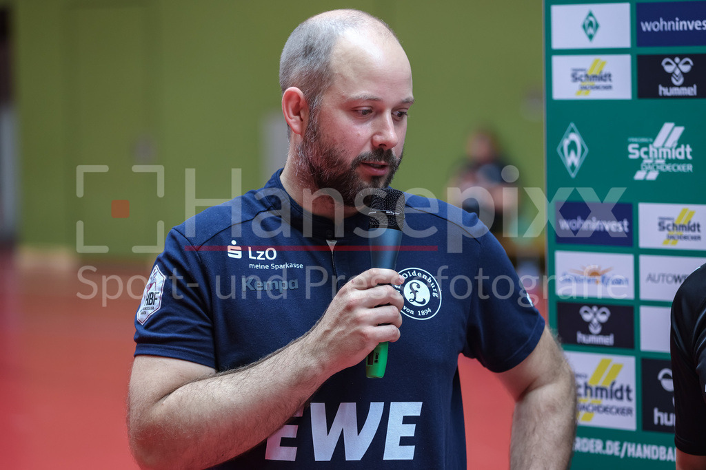 Handball, DHB-Pokal Frauen, SV Werder Bremen - VfL Oldenburg | v.li.: Niels Bötel (Trainer, Cheftrainer, VfL Oldenburg) während der Pressekonferenz nach dem Spiel, Portrait, Nahaufnahme, Einzelfoto, Einzelbild