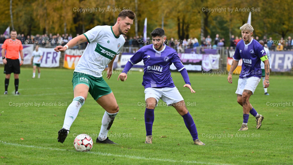 VfR Neumünster vs PSV Neumünster | Murat Rasgele (VfR #8) &amp; Kenny Korup (VfR #4) / Benedict Klimmek (PSV #28) - Fußball-Oberliga Männer 2024/2025 / VfR Neumünster vs PSV Neumünster / VfR-Stadion / Neumünster / 20.10.24 - Realisiert mit Pictrs.com