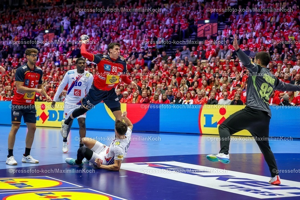 EHF26012602090 | 26.01.2026, Handball, Men's EHF EURO 2026, Frankreich - Spanien, Jyske Bank Boxen in Herning, Dänemark, Main Round:  Ian Barrufet Torrebejano (Espania #80) wirft den Ball auf das Tor 