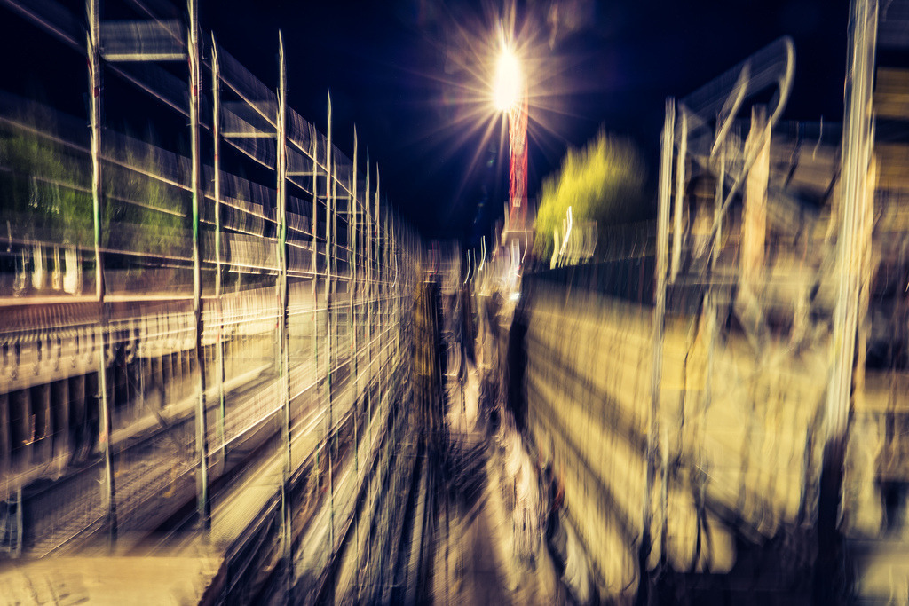 Gerüste der Stützmauer bei der Brücke Burgstrasse | colour, farbig - Realisiert mit Pictrs.com
