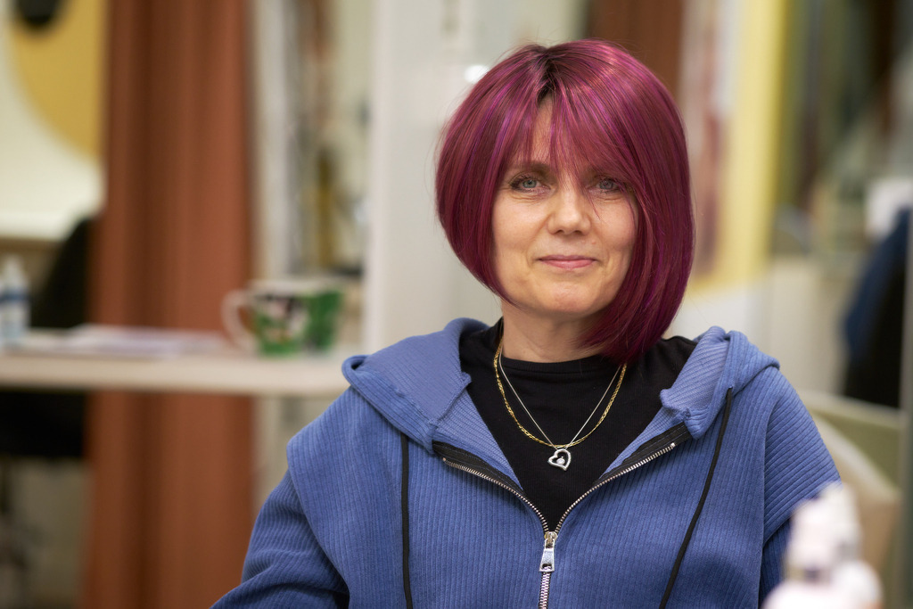 Kundin bekommt eine Perücke angepasst | WIen, Austria - February 02, 2023; Star Perückensalon GmbH.; eine Kundin vor dem Spiegel sitzend, bekommt eine Perücke angepasst. - Realisiert mit Pictrs.com