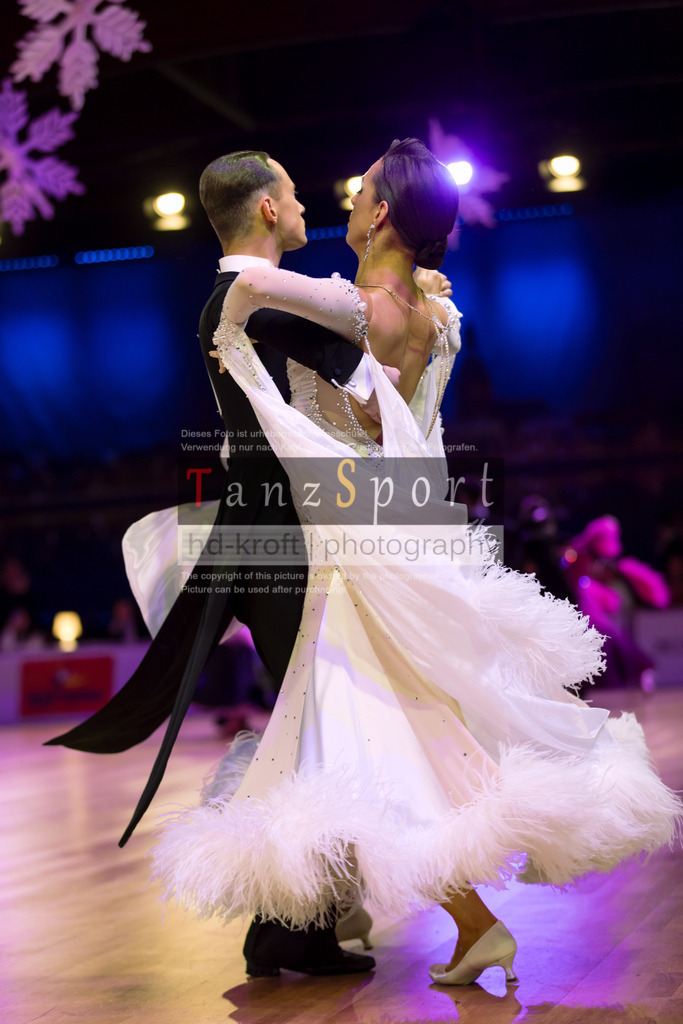 20241215_WDSF_Int_Open_Std-Riga-9219 | Tanzsportbilder, Standardtanz, Lateintanz, WDSF, DTV, LTVB, dancecomp, goc, hessen tanzt, blaues band der spree, walzer, tango, wiener walzer, slowfox, quickstepp, samba, rumba, cha-cha-cha, paso doble. jive, hd-kroft photography, turniertanzsport