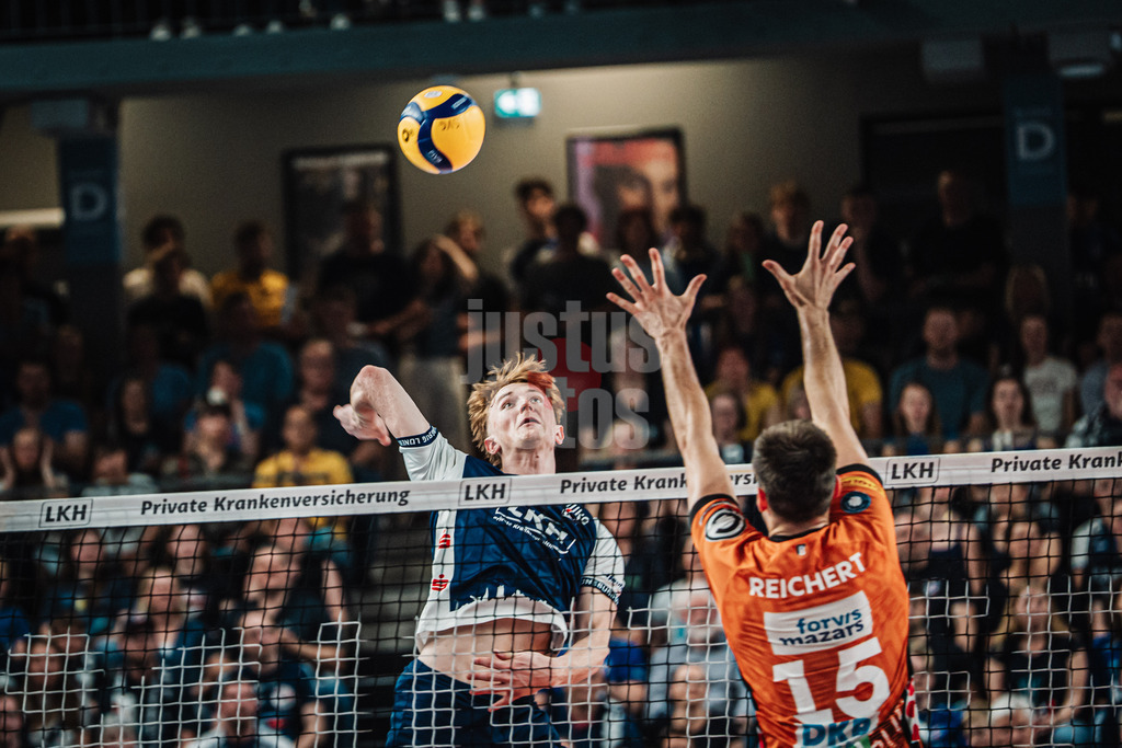 Volleyball | Herren | Saison 2024/2025 | 1. Volleyball Bundesliga Männer | Finale | SVG Lüneburg vs. BERLIN RECYCLING Volleys | 01.05.2025 | Angriff von Oskar Alve Espeland (#9, SVG Lüneburg)