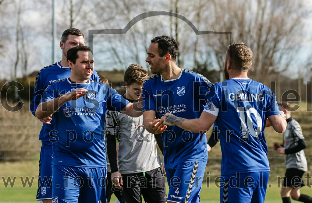 2024-02-24_021_FC_Langengeisling_II_gegen_SG_Reichenkirchen | Erding, Deutschland, 24.02.2024:
Fußball, Kreisklasse 2023 / 2024, Testspiel, FC Langengeisling II gegen SG Reichenkirchen, Endergebnis: 7:1

Ferdinand Zink (FC Langengeisling, #16), Thomas Perzl (FC Langengeisling, #4), Moritz Wiesheu (FC Langengeisling, #10)

Foto: Christian Riedel / fotografie-riedel.net