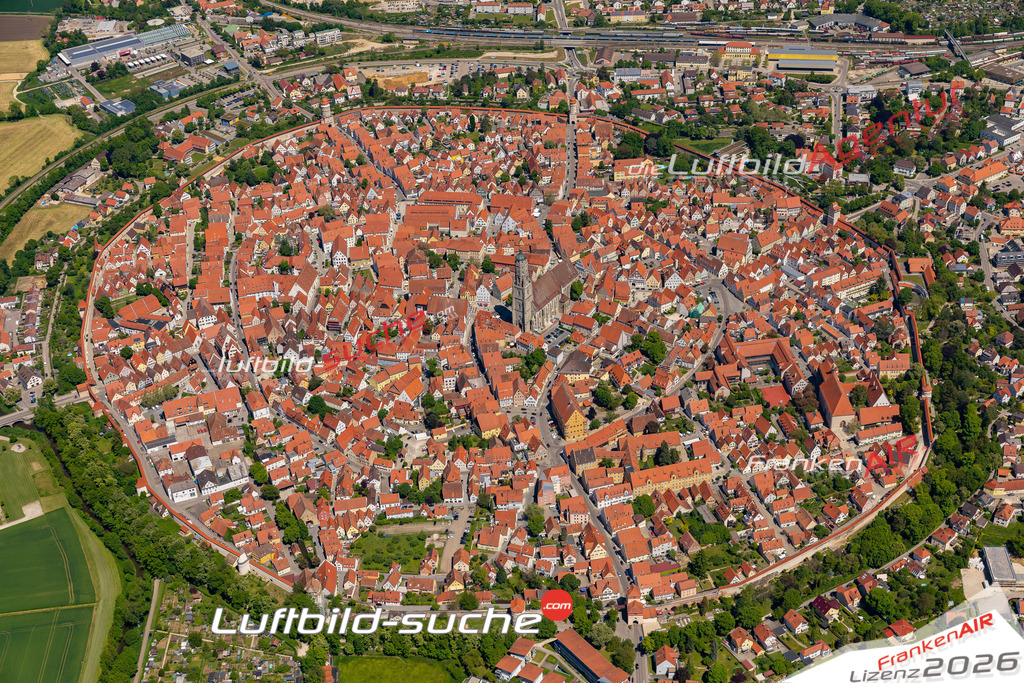 Das Luftbild der Stadt Nördlingen wurde 2021 vom Flugzeug heraus erstellt (keine Drohne) Aufnahmehöhe ca.450 Meter- hohe Bildauflösung und Druck-Qualität garantiert!