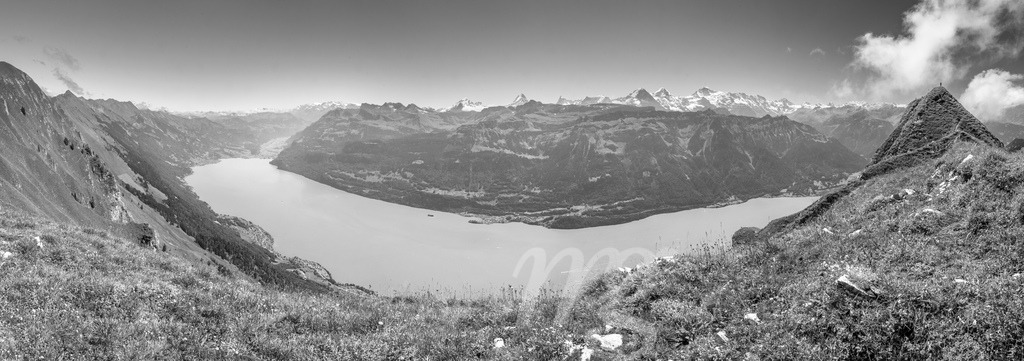 panoramic view over the Lake Brienz with Brienz and Eiger, Mönch und Jungfrau | Die ideale Geschenkidee für Naturliebhaber. Naturbilder von Marcel Gross Photography für ihr Zuhause in den verschiedensten Formaten und Materialien. - Realisiert mit Pictrs.com