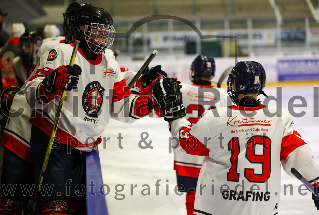 2022-12-04_018_TSV_Erding_gegen_EHC_Klostersee | Erding, Deutschland, 04.12.2022:
Eishockey, Bayernliga U17 2022 / 2023, 11. Spieltag, TSV Erding gegen EHC Klostersee, Endergebnis: 3:5

Patrick Ziegler (EHC Klostersee, #5), Joshua Violini (EHC Klostersee, #19)

Foto: Christian Riedel / fotografie-riedel.net