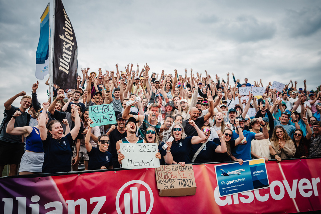 Beachvolleyball | Männer | Allianz German Beach Tour 2025 | Tourstop München | 06.07.2025 | v.l. David Poniewaz und Luis Kubo jubeln nach dem Turniersieg mit den Fans