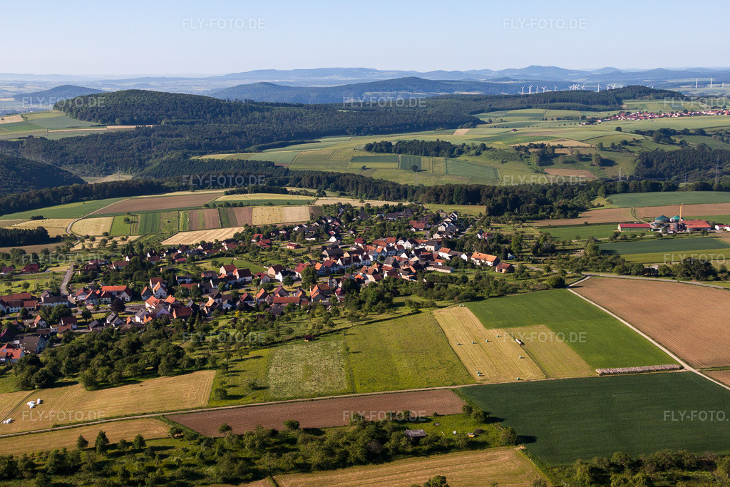 Luftbild: Dorfansicht im Ortsteil Langenthal in Trendelburg im Bundesland Hessen in Deutschland.Foto: IMG_65649.jpg vom 25.05.2014 durch Werner Riehm/FLY-FOTO.deAuflösung des Originals: 4752 x 3168 px