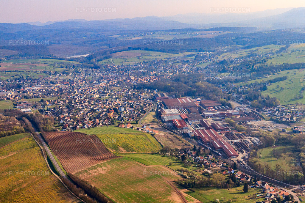 Aerial view: CAF Reichshoffen and Vossloh Switch Systems FRANCE - Reichshoffen in Reichshoffen in the state Bas-Rhin, France. – Photo: IMG_63737.jpg taken on 03/30/2014 by Werner Riehm/FLY-FOTO.com – Resolution of the original: 4752 x 3168 px – CAF | Construcciones y Auxiliar de Ferrocarriles\n – Vossloh