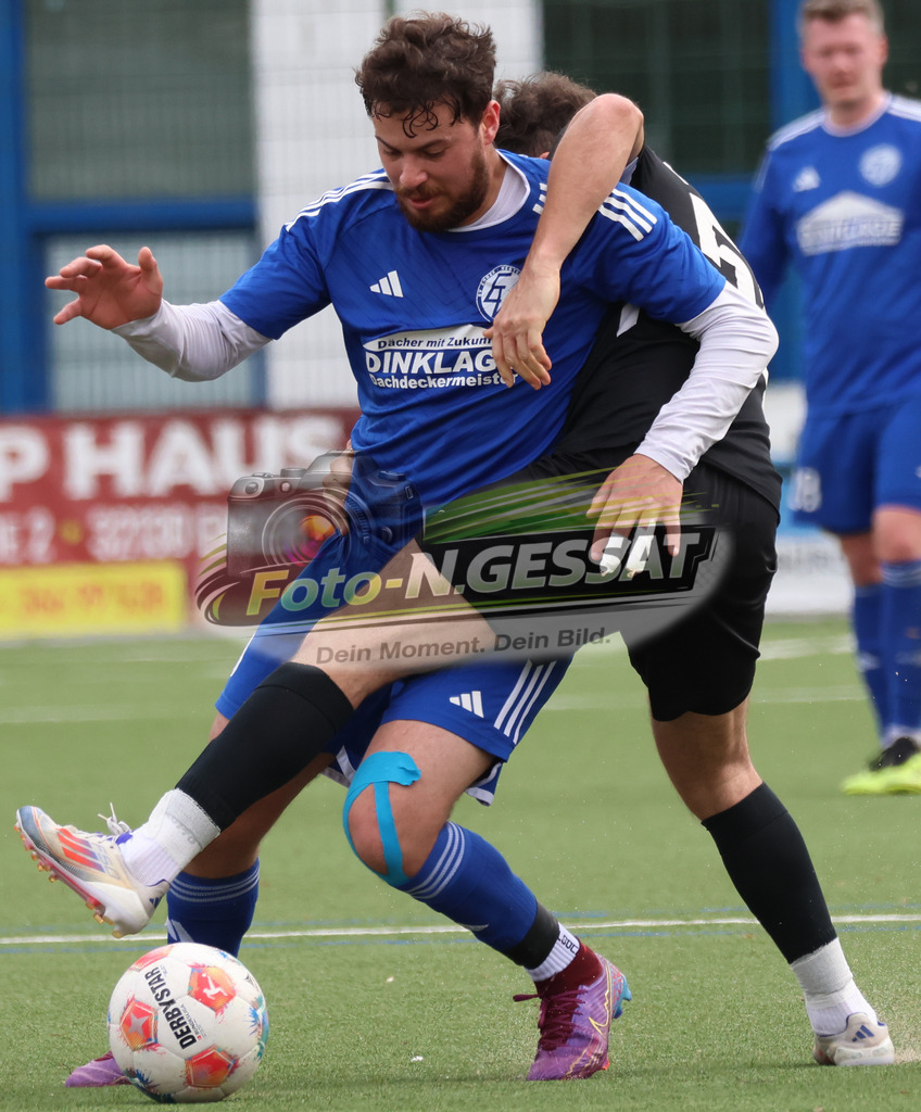 SV Enger-Westerenger - TSV Löhne | Auf dem Bild zu sehen: blau SV Enger-Westerenger: Taha Baroude ; schwarz TSV Löhne: Yazid Heddad SV Enger-Westerenger, TSV Löhne, Saison 25/26, Kreisliga A, Enger, Deutschland - Realisiert mit Pictrs.com
