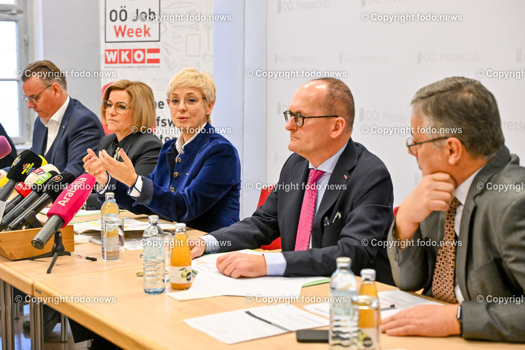 Pressekonferenz WKO Ooe_ Ooe Job Week 2024_ 27.02.2024-8 | 27.02.2024, Presseclub Linz, AUT, Pressekonferenz WKO Oberoesterreich, Ooe Job Week 2024, im Bild Robert Oberfrank (Projektleiter der Ooe Job Week u. Leiter der WKOoe-Abtlg. Bezirksstellen), Iris Schmidt (Landesgeschaeftsfuehrerin des Arbeitsmarktservice Ooe), Doris Hummer (Praesidentin der Wirtschaftskammer Ooe), Gerald Silberhumer (Direktor der Wirtschaftskammer Ooe), Alfred Klampfer (Bildungsdirektor Ooe)