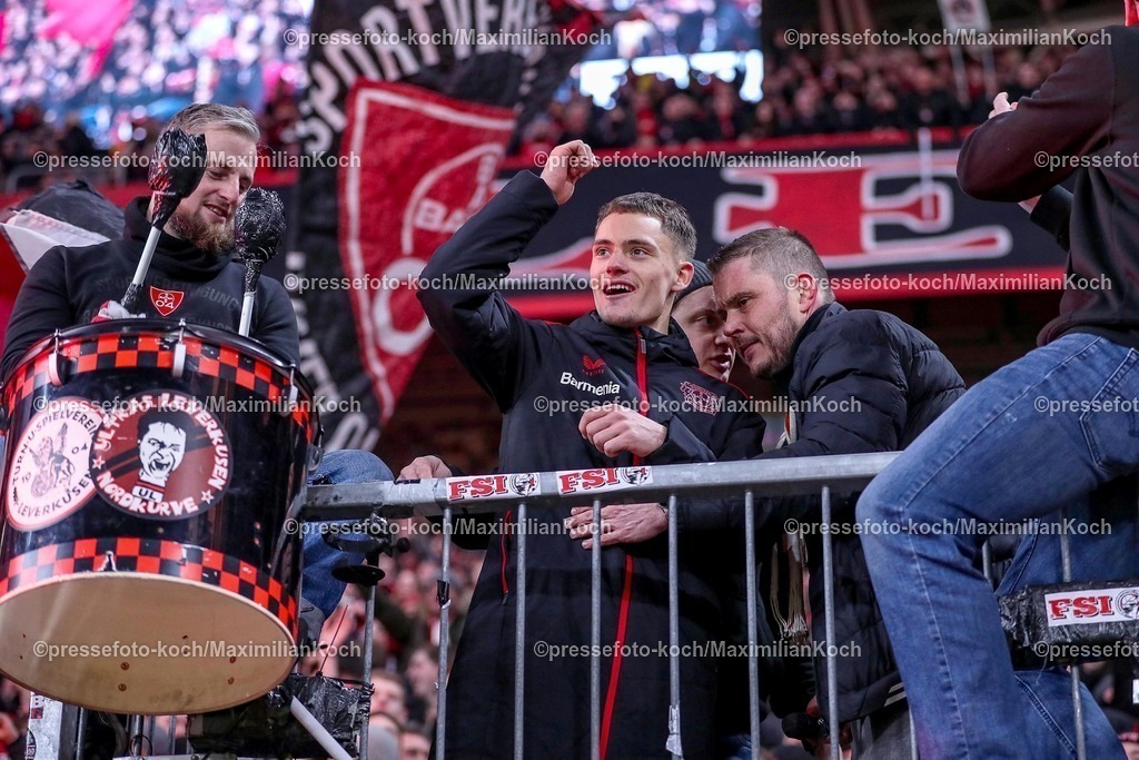 DFB05022501121 | 05.02.2025, Fußball, DFB-Pokal Viertelfinale, Bayer 04 Leverkusen - 1.FC Köln, BayArena, Saison 2024 2025: Bayer04 Feiert den Einzug ins Halbfinale nach einem 3:2 Sieg. Abschlussjubel und Emotionen. Florian Wirtz (Bayer04 Leverkusen #10) klettert über den Zaun zu den Fans in die Nordkurve und steht jubelnd bei den Zuschauern.DFB regulations prohibit any use of photographs as image sequences and or quasi-video.